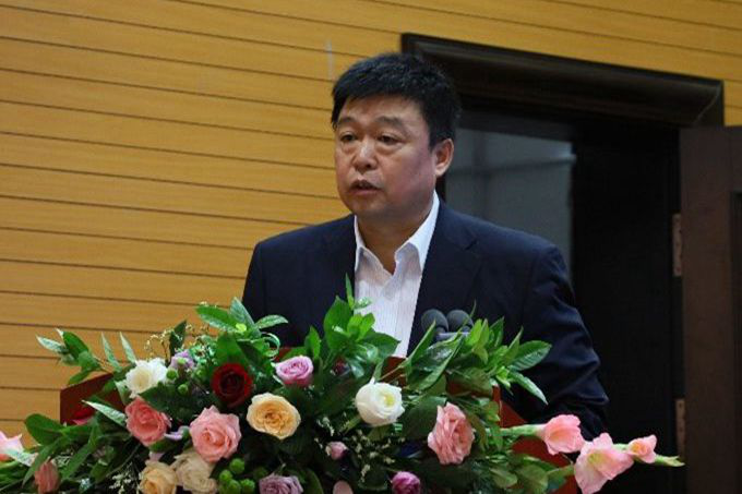 黑龙江大学副校长严明教授致开幕词,介绍了该校的历史沿革和外语学科